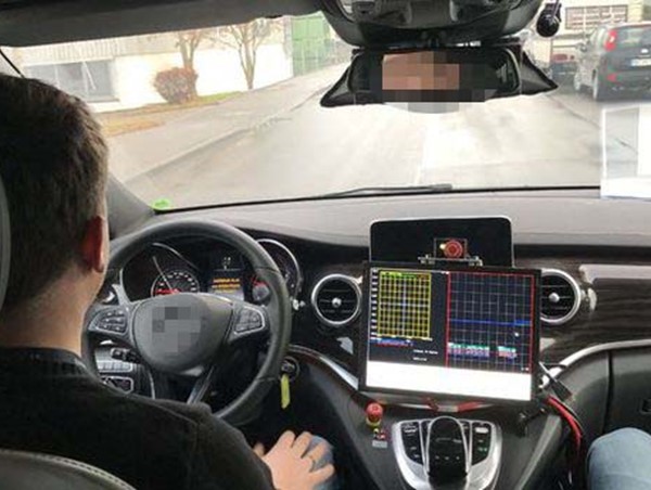 Vừa lái xe vừa nghe đọc báo online bằng phần mềm trí tuệ nhân tạo