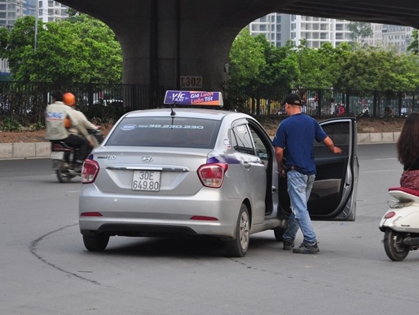 Chùm ảnh: Bát nháo dừng đỗ, đón trả khách quanh bến xe Mỹ Đình