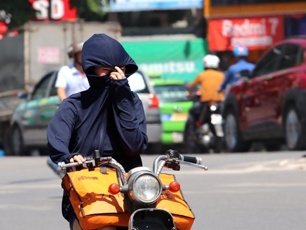 Chống chọi với nắng nóng, người Hà Nội 'quấn vải' ra đường