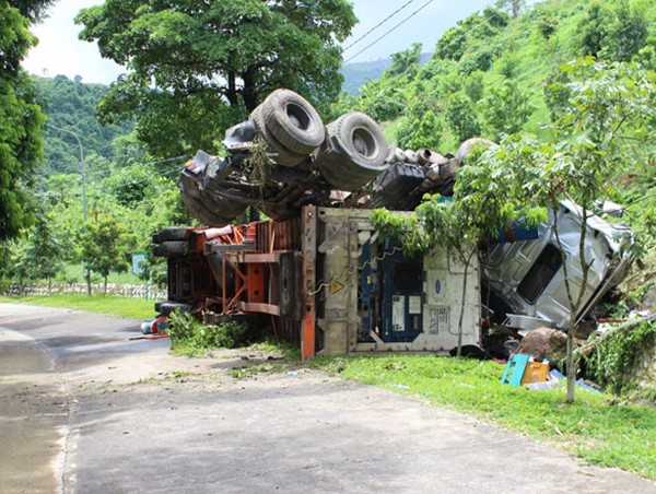 Lật xe đầu kéo tại điểm đen giao thông trên quốc lộ 279
