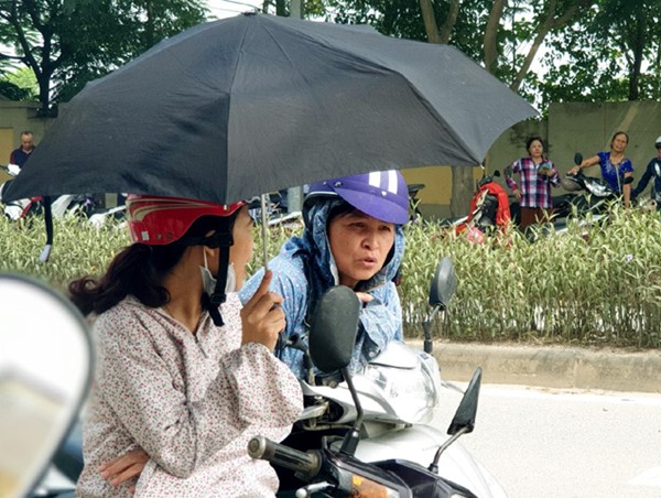 Ảnh: Phụ huynh đội nắng, thấp thỏm chờ thí sinh thi môn đầu tiên kỳ thi THPT quốc gia 2019