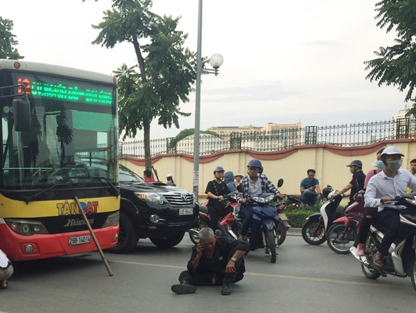                         Va quệt, lái xe ba gác vác gậy chặn đầu xe buýt