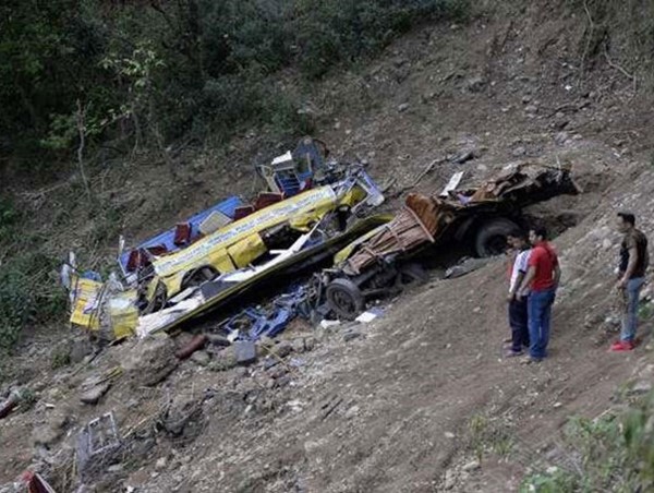 Ấn Độ: Xe lao xuống vực khiến gần 20 người thương vong