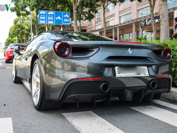 Bắt gặp Ferrari 488 GTB đầu tiên về Việt Nam dạo phố