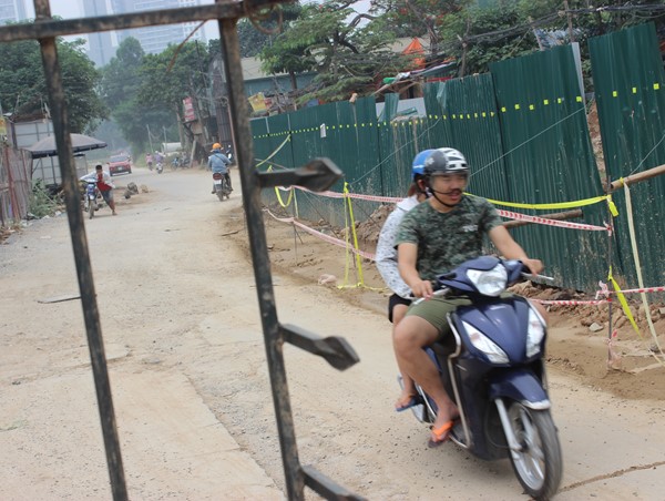 Nam Từ Liêm: Thi công đường Sa Đôi gây mất an toàn nghiêm trọng