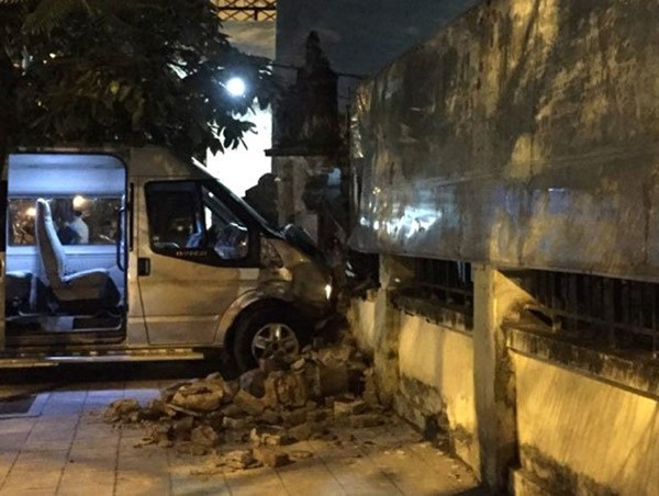 Xe khách 16 chỗ tông sập cửa nhà dân, 2 cháu bé nhập viện