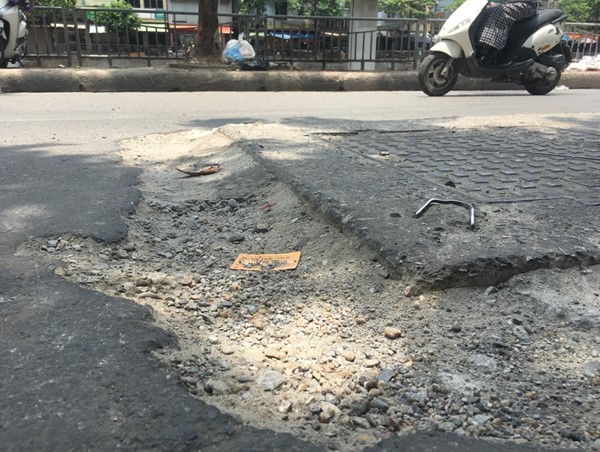 Phố Giáp Nhất: Thi công hố ga ẩu, người dân liên tục "sa bẫy"