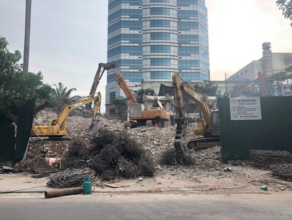 Tháo dỡ công trình 'vô tư' xả bụi, lấn chiếm vỉa hè