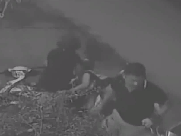 Dừng xe dưới lòng đường bị xe tải đâm