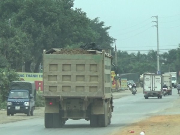 Xe ben chở đất quá tải “tung hoành” trên các tuyến đường tại huyện Ba Vì