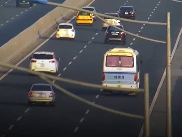 Tước bằng 3 tháng đối với tài xế dừng xe khách giữa cao tốc Hà Nội - Hải Phòng