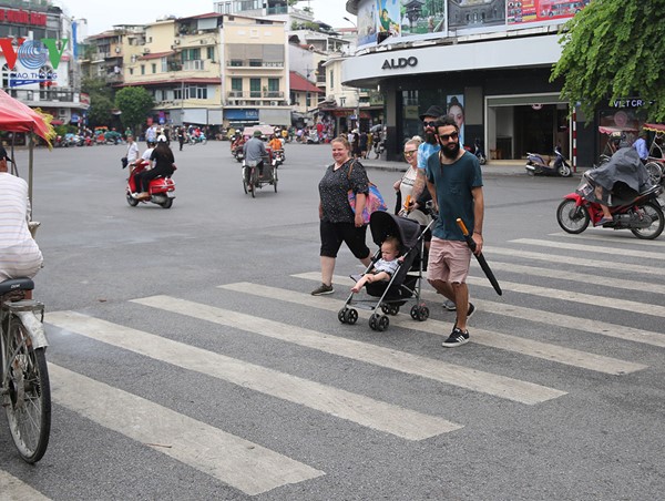 Đi bộ đúng làn: Quy tắc... không dành cho người Việt