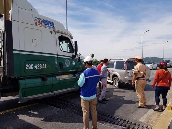 Xe container va chạm với xế hộp, QL1 ách tắc gần 5km