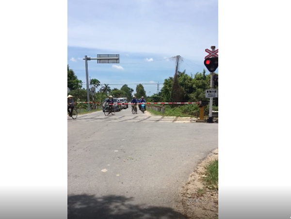 Chơi đùa với "tử thần", người dân băng qua rào chắn đường sắt đã hạ