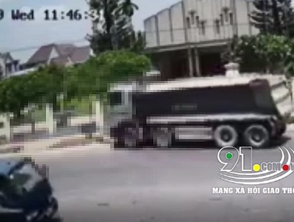 Một người đàn ông bị xe ben kéo lê gần chục mét