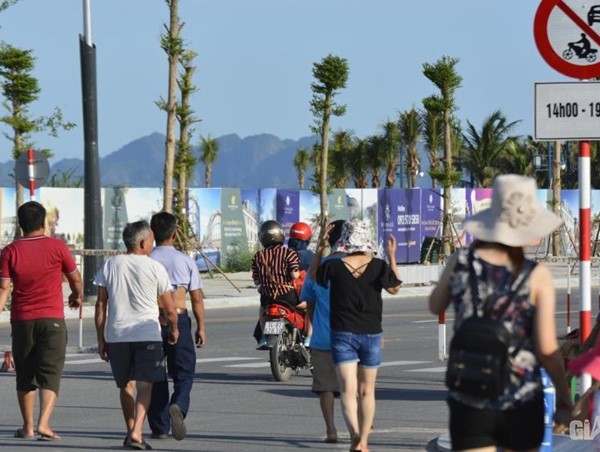 Du khách khốn khổ vì phân luồng giao thông ở khu du lịch Bãi Cháy