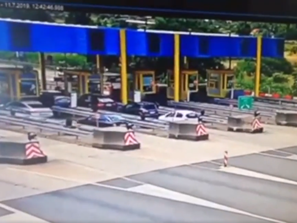 Lao vào trạm thu phí, BMW gây tai nạn thương tâm