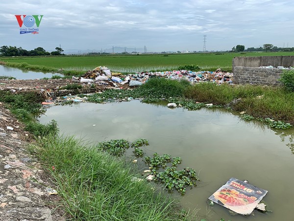 [Chùm ảnh] Rác thải tràn ngập làng quê 