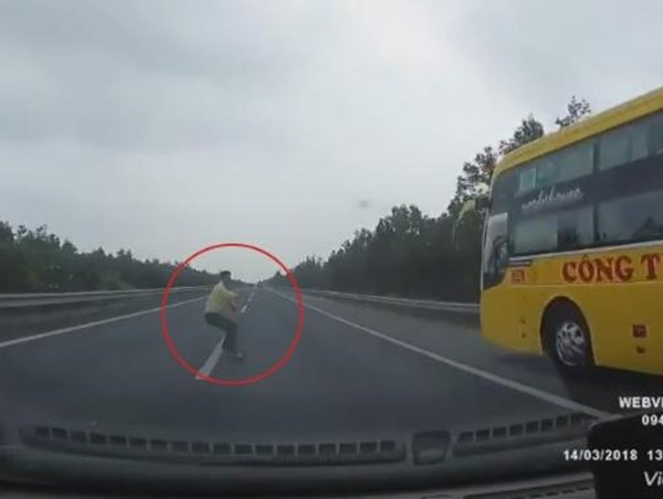 Tranh cãi trách nhiệm vụ tài xế đâm chết người đi bộ qua đường quốc lộ