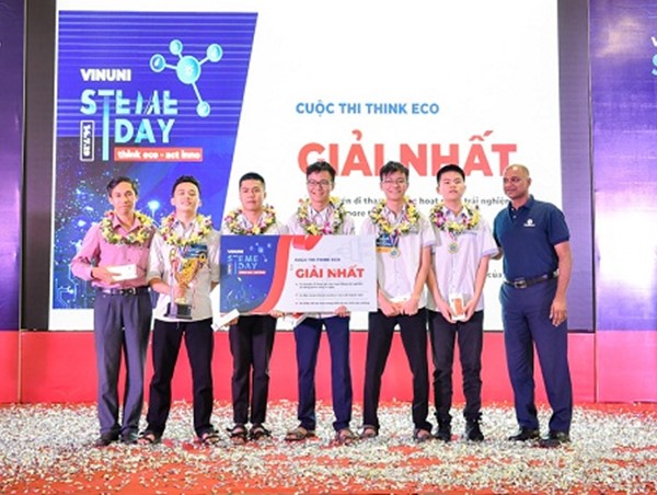 Học sinh cấp 3 sử dụng AI điều tiết đèn giao thông