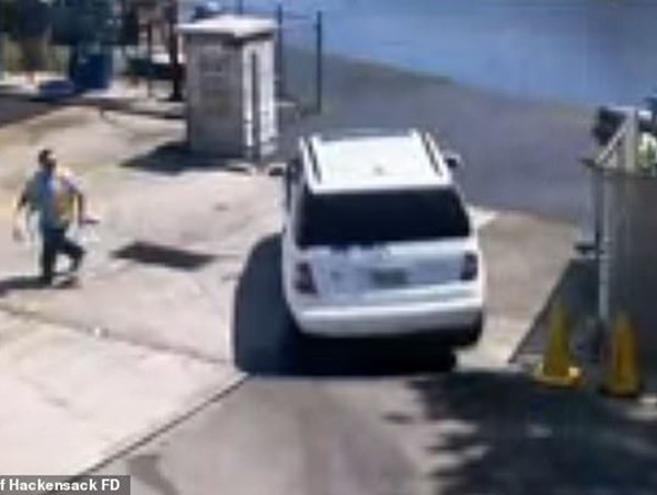 Tài xế đạp nhầm chân ga, ô tô SUV lao thẳng xuống sông