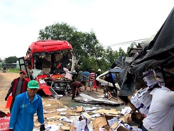 Xe khách đối đầu xe tải, 2 tài xế tử vong