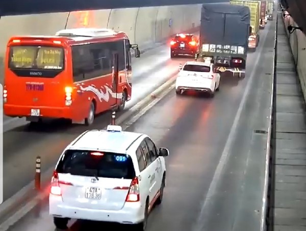 Phạt nghiêm ô tô vượt trái phép trong hầm Hải Vân
