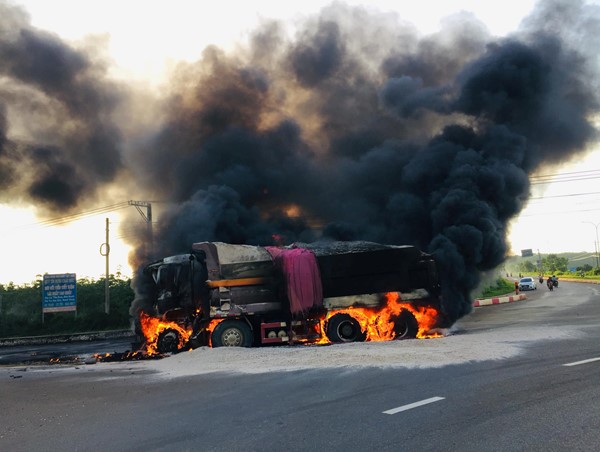 Xe ben bốc cháy dữ dội sau cú tông xe bồn, 2 người tử vong