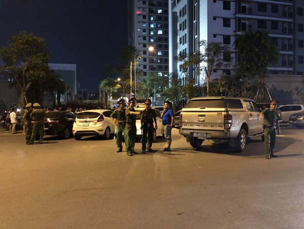 Cư dân khu đô thị TNR Goldmark City chặn xe bồn, đòi lại lối đi chung