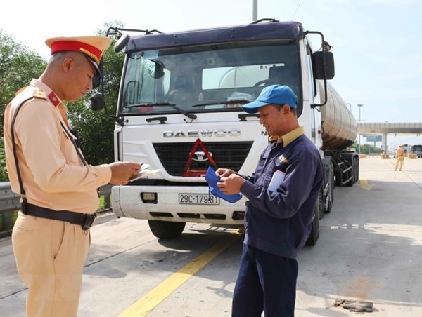 Hà Nội: 3.222 trường hợp vi phạm, tạm giữ 81 phương tiện trong 4 ngày đầu ra quân