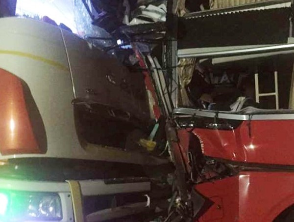 Đà Nẵng: Vượt xe cùng chiều, xe khách đối đầu xe tải, 13 người thương vong