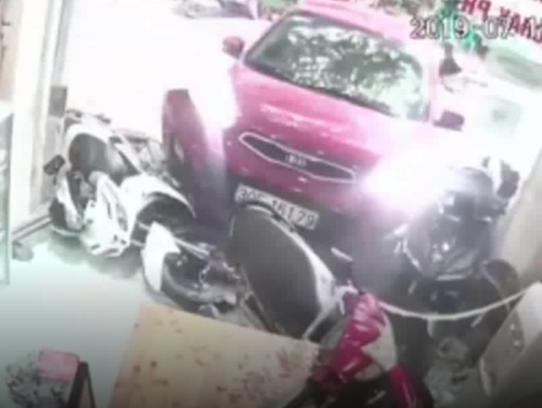 Ôtô bất ngờ tăng tốc, lao thẳng vào cửa hàng điện thoại