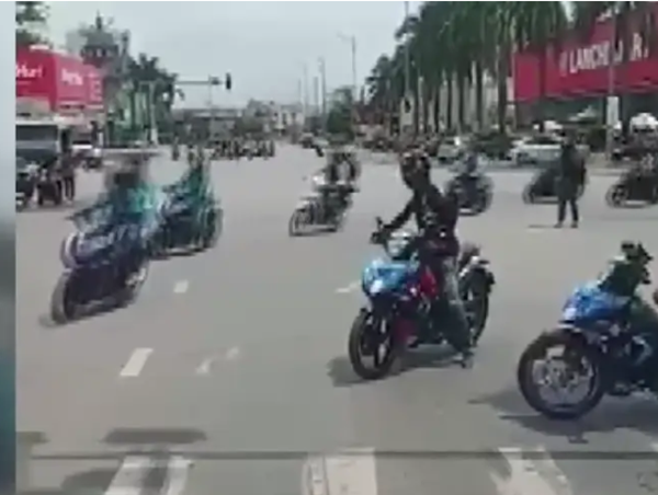 “Phượt thủ” ngang nhiên “điều tiết giao thông” cho đoàn xe qua ngã tư