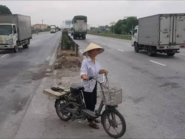 Cắm biển hạn chế tốc độ và gờ giảm tốc tại các điểm mở dải phân cách trên Quốc lộ 5