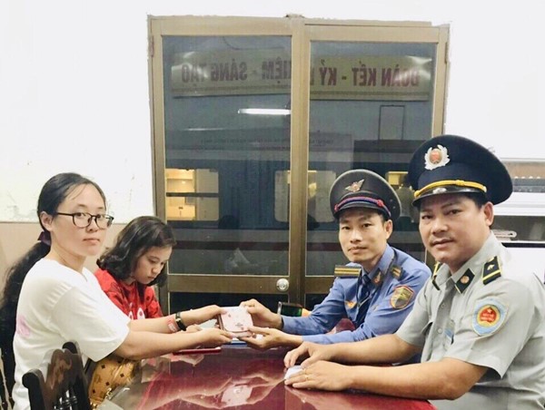 Tiếp viên đường sắt trả lại hàng trăm triệu đồng khách bỏ quên trên tàu