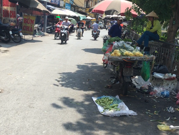 [Điểm nóng giao thông] Hàng rong chiếm dụng lòng đường, gây cản trở giao thông phố Đại Từ