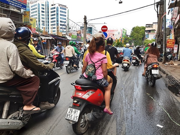 Khi trẻ em “đầu trần” diễu phố 