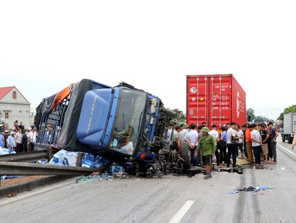 Đặt biển báo hạn chế tốc độ 60 km/h tại hiện trường vụ tai nạn trên Quốc lộ 5
