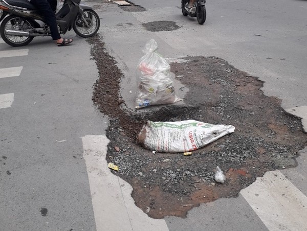 Tiềm ẩn nguy cơ tai nạn trên phố Tôn Thất Tùng