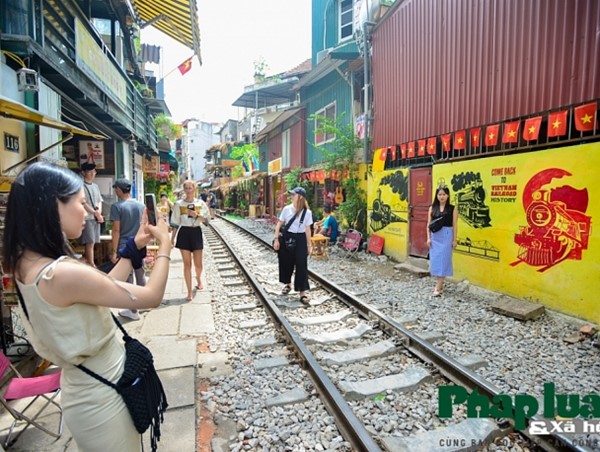 Du khách vẫn bất chấp nguy hiểm “thả dáng” trên “phố đường tàu“