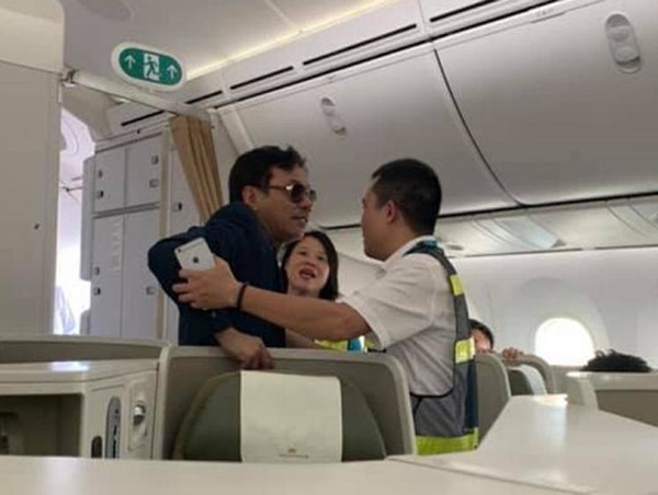 Tổng giám đốc ngồi ghế thương gia bị từ chối bay vì nghi có hành vi sàm sỡ khách nữ