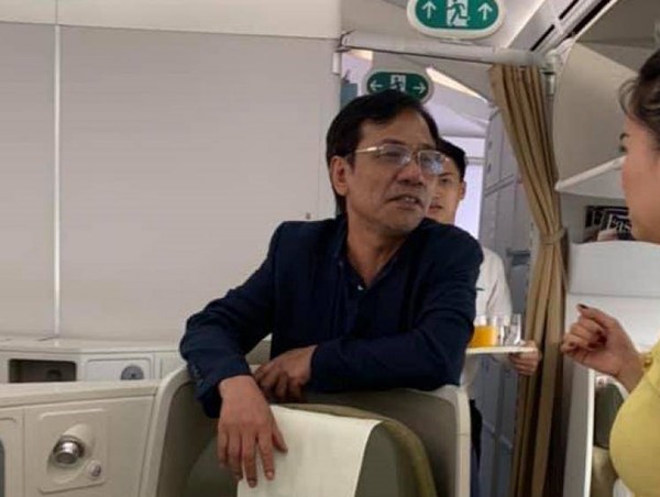 Nóng: Tiếp viên trưởng cũng tố bị khách thương gia sờ soạng trên máy bay