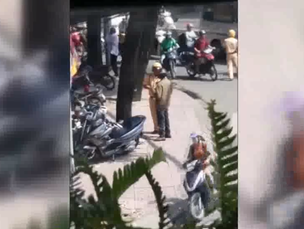 Thanh niên “thông chốt”, CSGT ngăn cản không thành