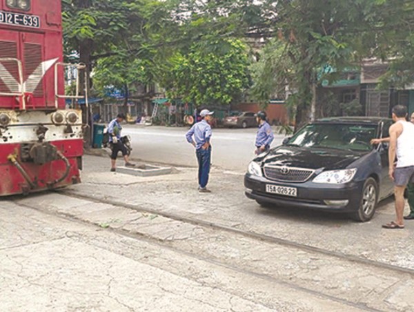 Ô tô đỗ chình ình thi gan với tàu hỏa