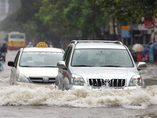 Một số điều cần nhớ khi lái xe trong mùa mưa bão và cách xử lý khi bị ngập nước