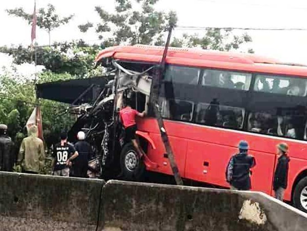 Xe khách lao vào nhà dân, tài xế nhập viện cấp cứu