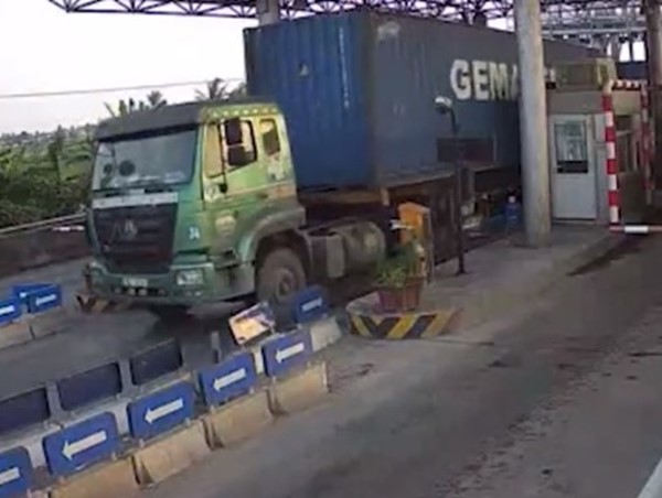 Vô tư nối đuôi nhau vượt trạm BOT quốc lộ 10 trốn phí