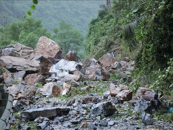 Nhiều tảng đá kích thước như xe tải sạt trượt xuống quốc lộ 3