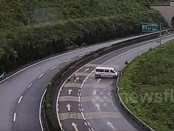 Ô tô trượt dài trên cao tốc, tài xế và hành khách văng ra khỏi xe