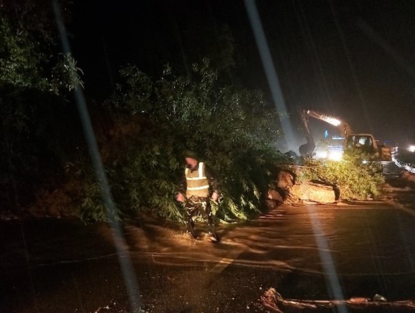 Mưa lũ gây sạt lở, Quốc lộ 6 tê liệt nhiều giờ